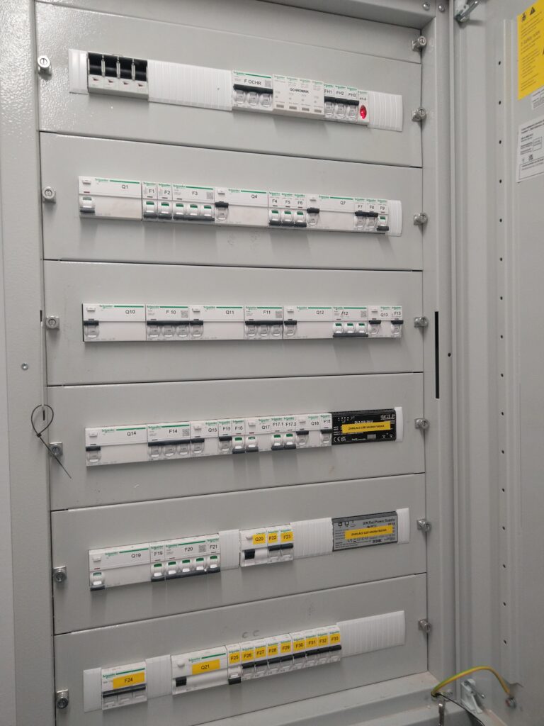 Przykładowa przemysłowa  instalacja elektryczna z układem sterowania urządzeń zewnętrznych